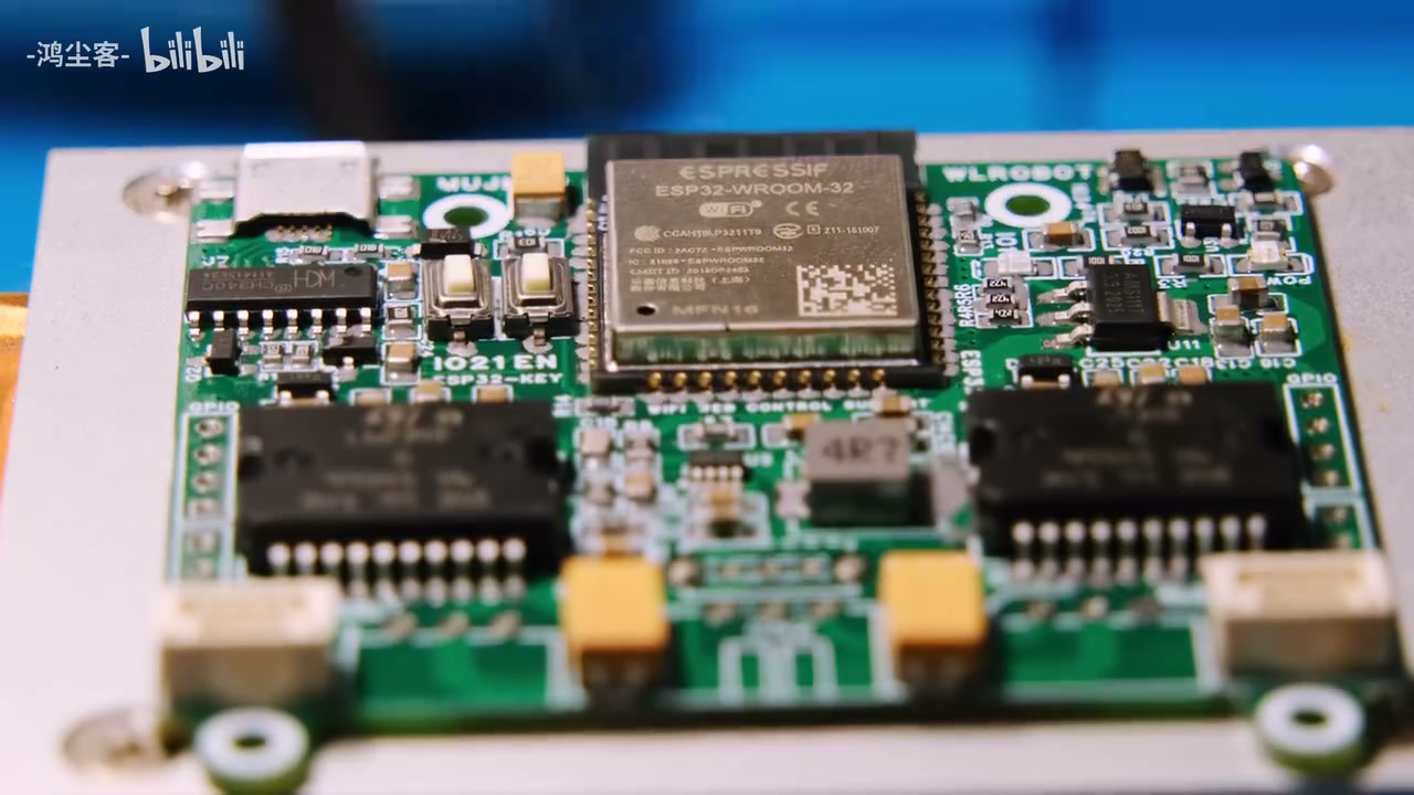 焊好的主控板,中间是 ESP32-WROOM-32,左右两颗是轮毂电机驱动芯片,Bilibili 投稿 00:46 截图