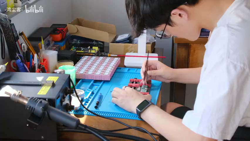 投稿视频 0:38 截图:在工作台上焊接魔杖电路板
