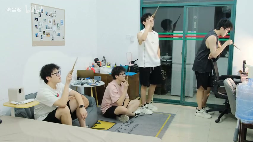 投稿视频 1:12 截图:几个人举着魔杖在屋里采集手势数据