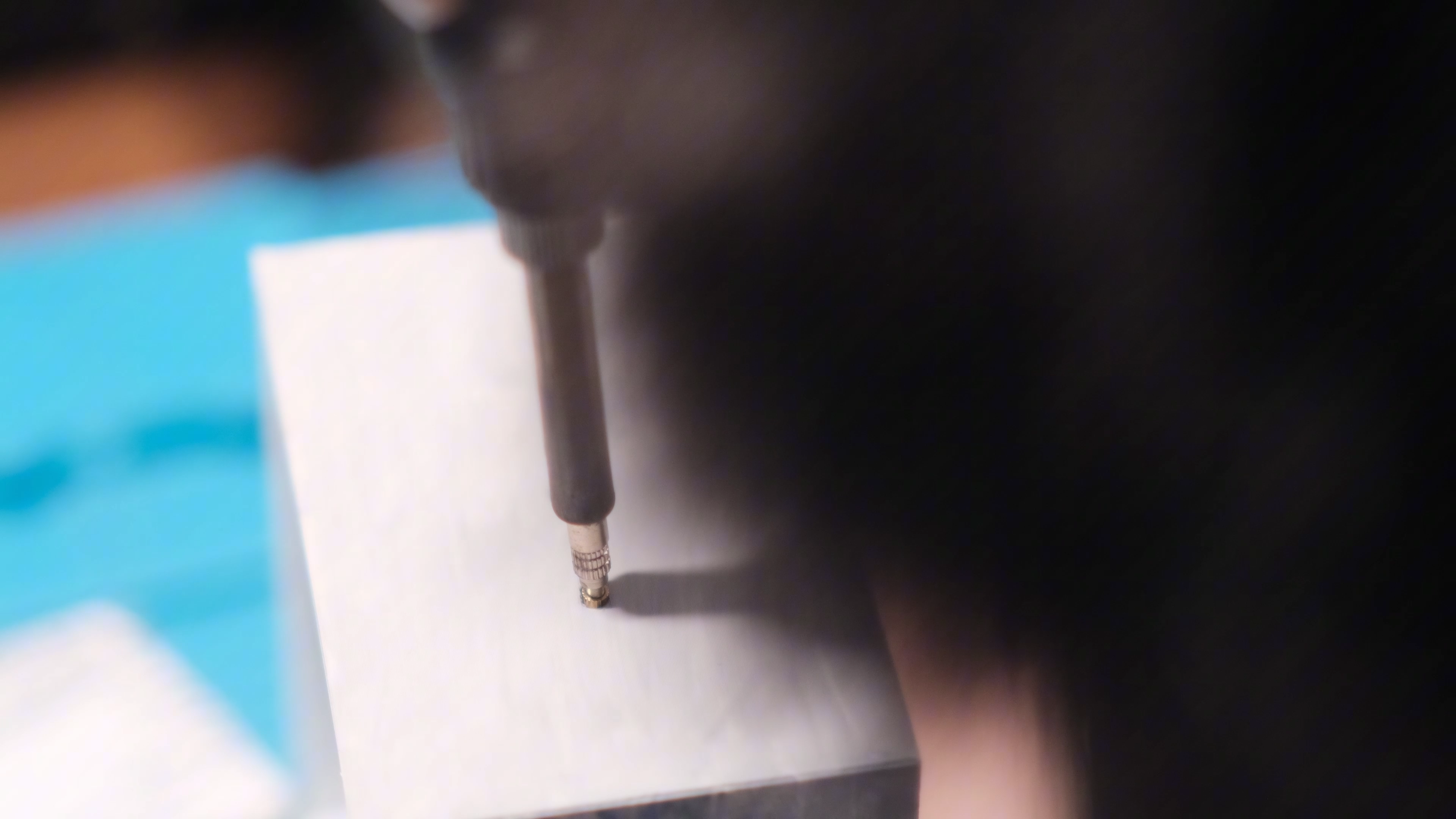 总装时使用螺丝刀固定壳体零件