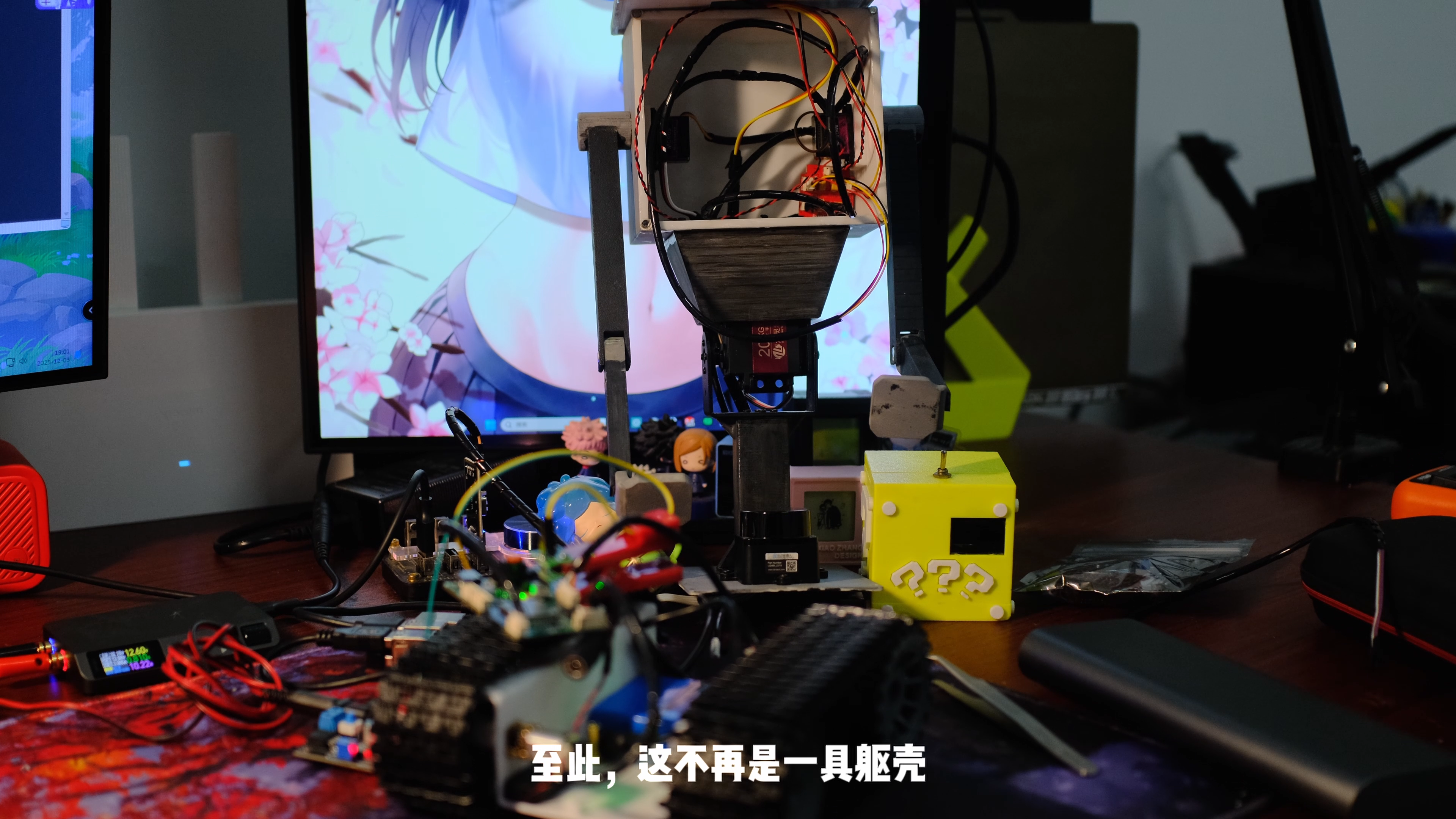 打开头部外壳后的舵机与线缆布局